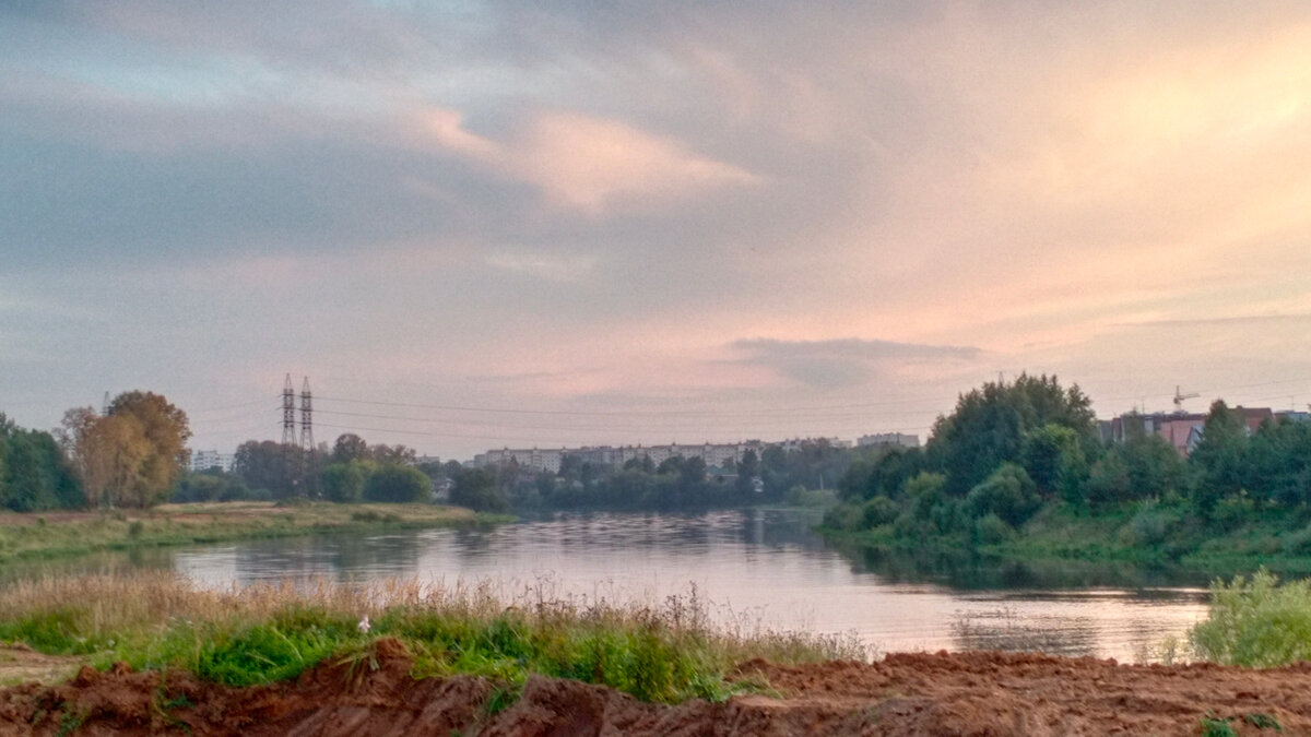   Фотография сделана с правого берега реки Тверца. Вид на Тверь со стороны ЖК Исаевский.