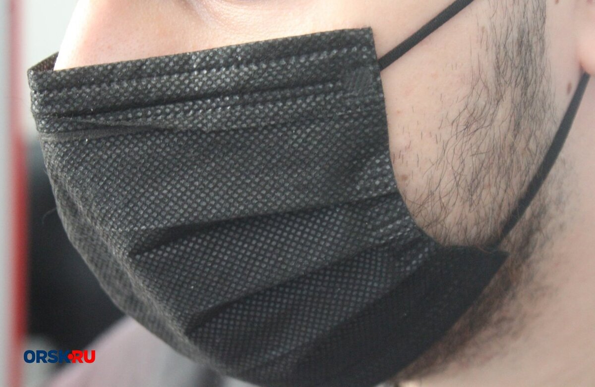 Официальные данные регионального минздрава.

На 6 сентября официально зарегистрировано 10 479 случаев коронавирусной инфекции, в том числе 92 — за прошедшие сутки. 

Из них:

- выздоровели 9 388 человек, 55 — за минувшие сутки;

- 800 человек с диагнозом COVID находятся в стационарах;

- 77 пациентов в тяжелом состоянии;

- 13 — на искусственной вентиляции лёгких;

- 250 пациентов получают кислородную поддержку;

- 602 оренбуржца в состоянии средней тяжести, остальные – в удовлетворительном;

- всего в регионе зарегистрирован 81 летальный случай.

По возрастным группам пациенты распределились следующим образом:

37,3% — от 18 до 44 лет,

24,5% — от 45 до 59 лет,

16,6% — от 60 до 69 лет,

8,8% — от 70 до 79 лет,

3,1% — старше 80 лет,

8,8% — дети.