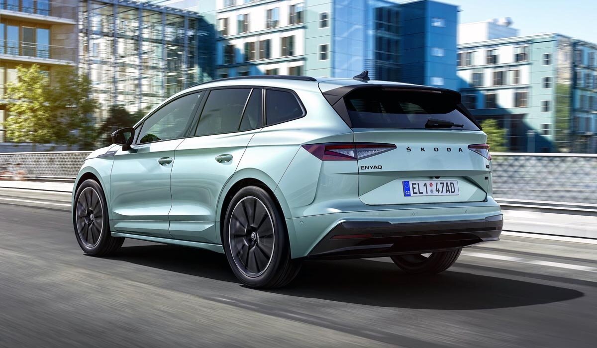 Длина, ширина, высота, колёсная база паркетника равны 4649, 1879, 1616, 2765 мм. Багажник вмещает 585 л, диаметр колёсных дисков — от 18 до 21 дюйма.