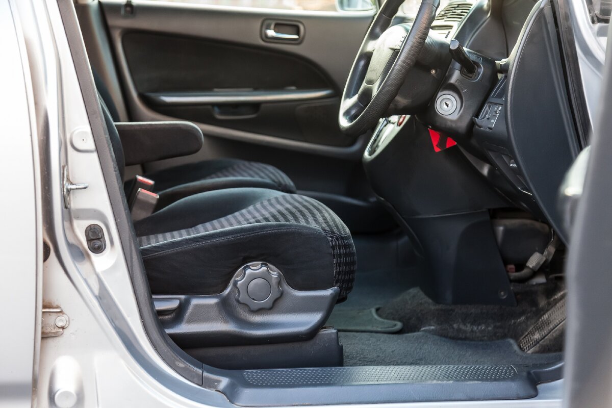 Одна из проблем машины после такси – изношенный салон 