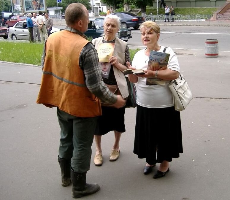 "Свидетели Иеговы" предлагают "Сторожевую башню". Фото "РИА Новости".