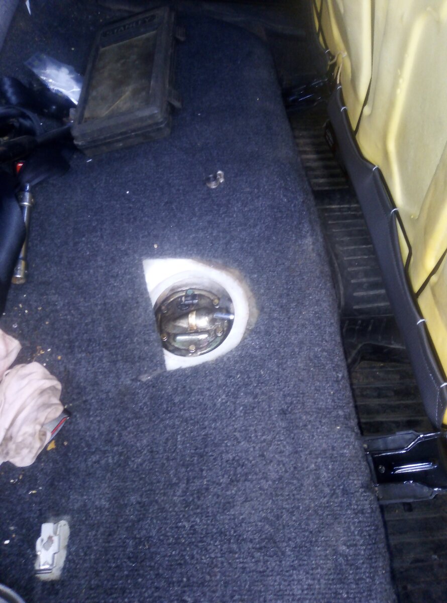 Откидываем сиденье с зади и увидим небольшой кармашек. Процедура довольно простая и не займёт много времени. 