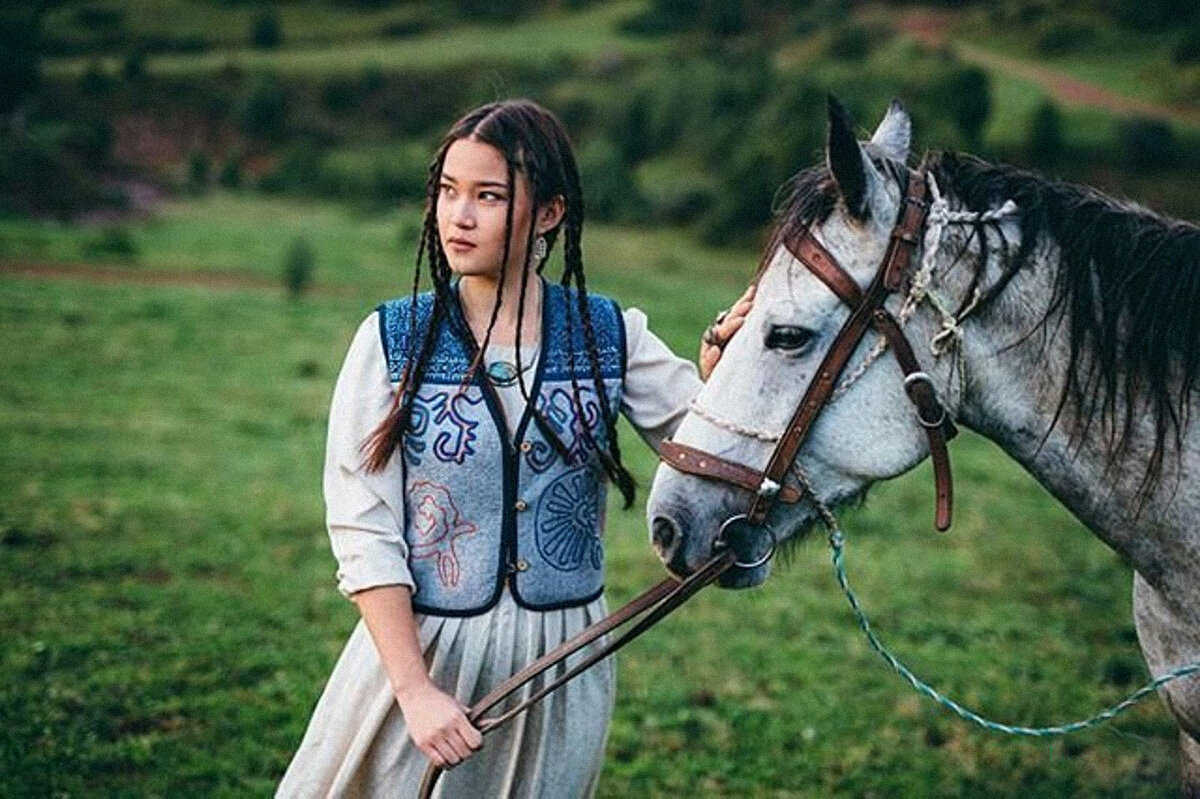 Кыргыз кыз. Киргизская девушка на коне. Казашка на лошади. Кыргызские девушки красивые в национальной одежде. Казахские девушки на лошадях.