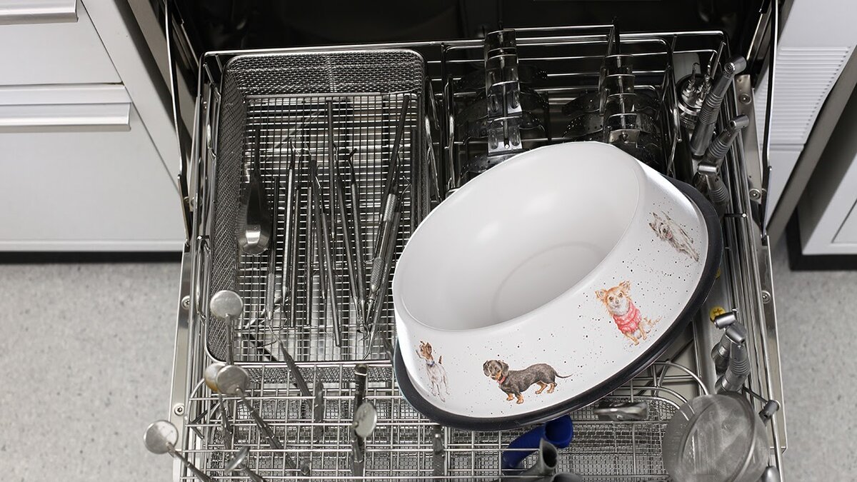 Рисунок 1. Мыть миски для животных можно в посудомоечной машине. Разделяйте миски с остальной посудой, если машина не снабжена режимом “дезинфекция”. Источник: Bin im Garten