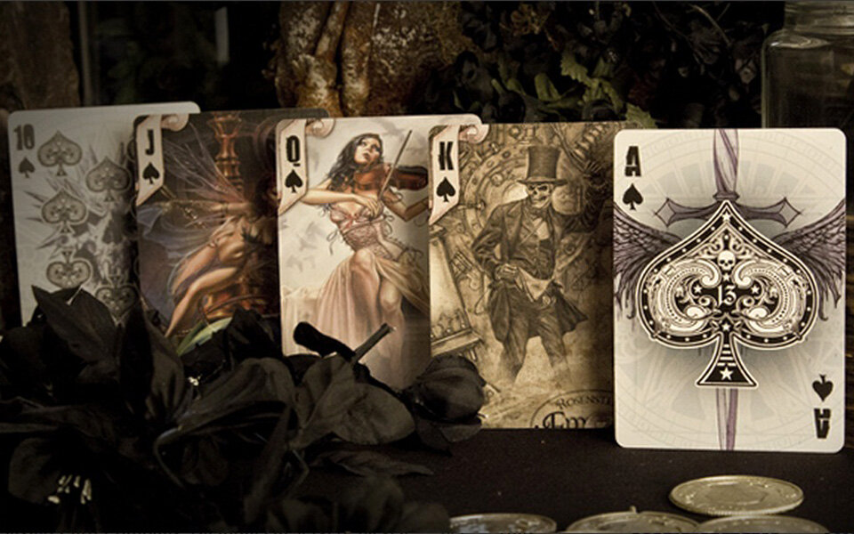 Не всегда яркие карты несут сакральный смысл. 