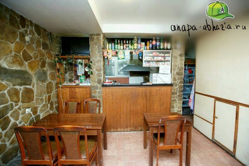 Мини кафе в гостевом доме, который находится в Адлере по улице Короленко. Здесь вы можете покушать и даже заказать еду в свой номер. 