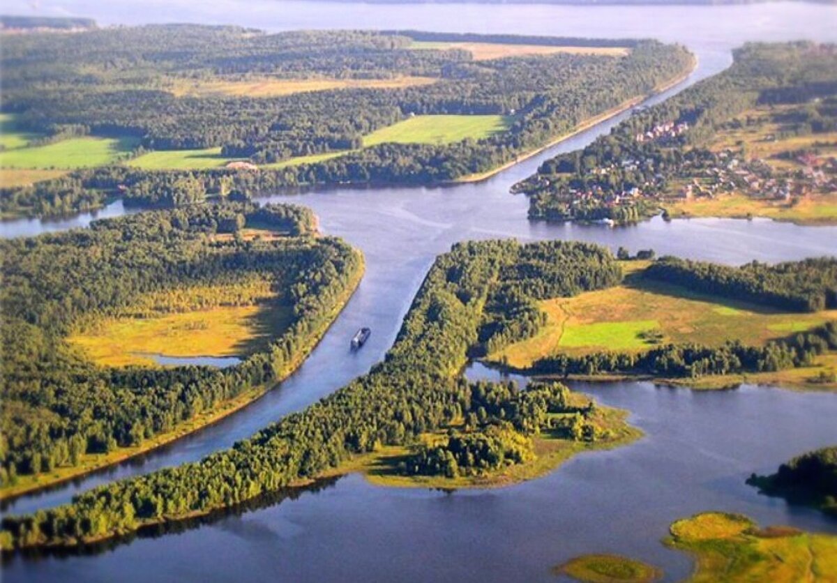 Это водохранилище более известно как Московское море. Это огромный водный объект длиной 120 км, образовавшийся в результате затопления территории при строительстве канала Москва-Волга. Это самое крупное водохранилище вблизи столицы.