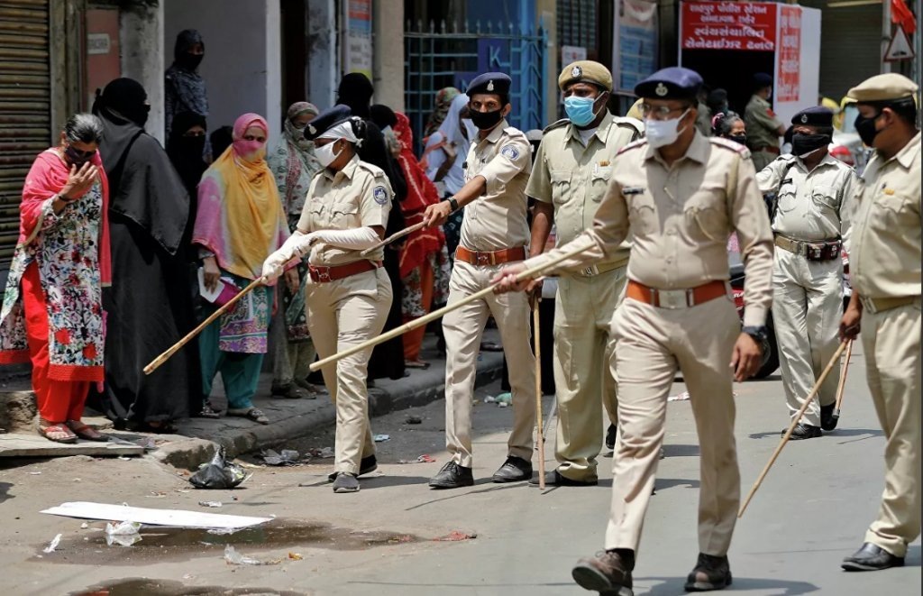 Полиция в Индии наводит порядок в связи с коронавирусом.