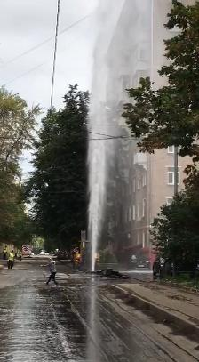 Авария на водопроводе у станции метро "Профсоюзная". Фото предоставлено жителями
