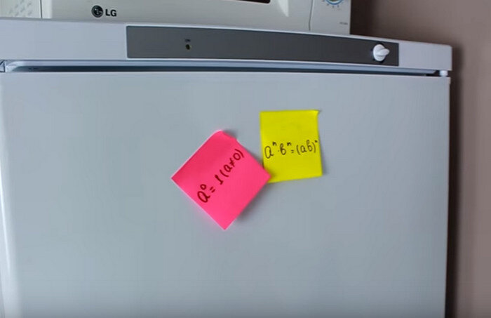 Жизнь современного школьника непроста. Как облегчить суровые будни и не загреметь под родительский карантин с синдромом «воспаления хитрости»? Десятка лучших лайфхаков для школы пригодится каждому предприимчивому ученику, который ищет легкие пути решения сложных задач. Кладем в закладки!1. «Мама, кажется, я заболел!»
Контрольная всегда вызывает головную боль и жар. Жаль, градусник отказывается демонстрировать признаки болезни. Ему можно помочь. Тупой стороной градусника легкими движениями постучите по ладони. Похлопывайте до тех пор, пока ртутный столбик не поднимется до необходимой отметки.
2. «Музыка нас связала»
Музыка не только объединяет, но и становится причиной нервного расстройства. Редкий счастливчик достает из рюкзака наушники, которые не нужно распутывать. Обычная бельевая прищепка – профилактическое средство против запутывания. Просто намотайте наушники на склеенные между собой прищепки и положите конструкцию  в рюкзак. Непрезентабельно? Дерево нынче в тренде!
3. Модная канцелярия против скуки
Единственное средство, которое способно привлечь внимание к скучным урокам – модная канцелярия. Дизайнерские тетради, карандаши и ластики – скупайте стильные штучки, пользоваться которыми – одно удовольствие. Самые требовательные к качеству и дизайну канцелярских принадлежностей школьники могут обратить внимание на продукты Parker. Дорого? Элитно!
4. Рукописный калькулятор
Набирать сложное математическое выражение на экране – неблагодарное занятие. Приложение MyScript© Calculator позволяет выполнять математические операции с помощью рукописного ввода. Технологии сами выполнят магию преобразования символов и чисел в цифровой формат и представят результат.
5. Залипаем в смартфоне «без палева»
Если вы хотите наслаждаться обществом смартфона на уроке, проделайте этот легкий трюк. Понадобится толстая тетрадь или записная книжка и канцелярский нож. Прорежьте любым удобным способом окошко в книжке глубиной с толщину смартфона. Теперь на уроке вы сможете «без палева» сидеть в телефоне. При приближении учителя просто перелистните страницу тетради в «рабочую зону». А вообще на уроках нужно учиться!
6. Облачное хранилище презентаций и докладов
Для создания рефератов, докладов и презентаций пользуйтесь возможностями Google Drive. Диск Google – это удобное и надежное место для создания и хранения файлов, доступ к которым возможен в любой точке мира с телефона, планшета или ноутбука при подключении к интернету. Теперь не нужно копировать файл на флешку и носить его с собой. Диск Google позволяет вам «забыть» доклад или презентацию в своем аккаунте. Удобно!
7. Профессиональный наборщик текста
Набирать текст с бумаги трудно по одной простой причине. Переводя взгляд с экрана на стол, где лежит бумажный документ, нелегко быстро найти нужную строчку. Проблема решается, если прикрепить книгу или тетрадь к ноутбуку с помощью обыкновенной вешалки так, как показано на рисунке. Теперь ваши глаза быстро перемещаются между исходником и электронной копией.
8. Тетрадь, где ты?
Огромное количество времени школьники тратят на… поиск нужной тетради в портфеле или рюкзаке. Надпишите фломастером тетради и тратьте время с большим коэффициентом пользы.
9. Подставка из коробки для яиц
Спасти ноутбук от перегрева и последующей поломки (и дорогостоящего ремонта!) поможет картонная коробка от яиц. Поставьте ноутбук на охлаждающее копеечное устройство, которое обеспечит сообщение нижней платформы с воздухом.
10. Стикеры – таблетка против амнезии
Если вам нужно что-то запомнить, а школьнику приходится много запоминать, расклейте стикеры с формулами, датами, правилами на видных местах по квартире. Таким образом можно запомнить даже число «Пи». Проверено!
Учитесь, учитесь и еще раз учитесь!