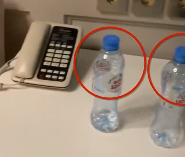 Гостиничный номер Навального. Бутылки с (предположительно) веществом, которым отравили Навального.