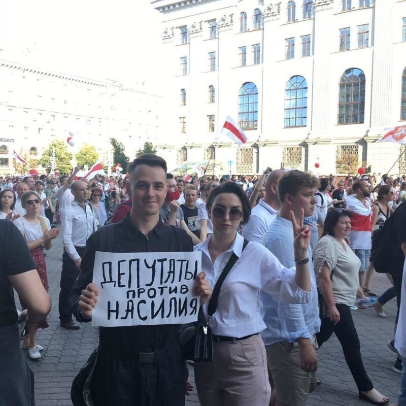 Депутат Ольга Тесакова с бывшим методистом Мингорсовета