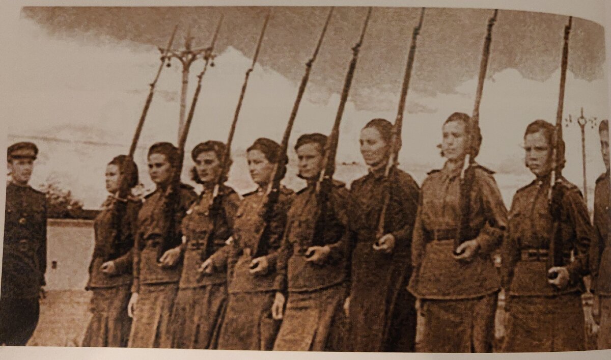 Девушки-курсанты центральных военно-финансовых курсов при финансовом управлении НКО СССР на занятиях по строевой подготовке. Иллюстрация опубликована в Национальном банковском журнале.