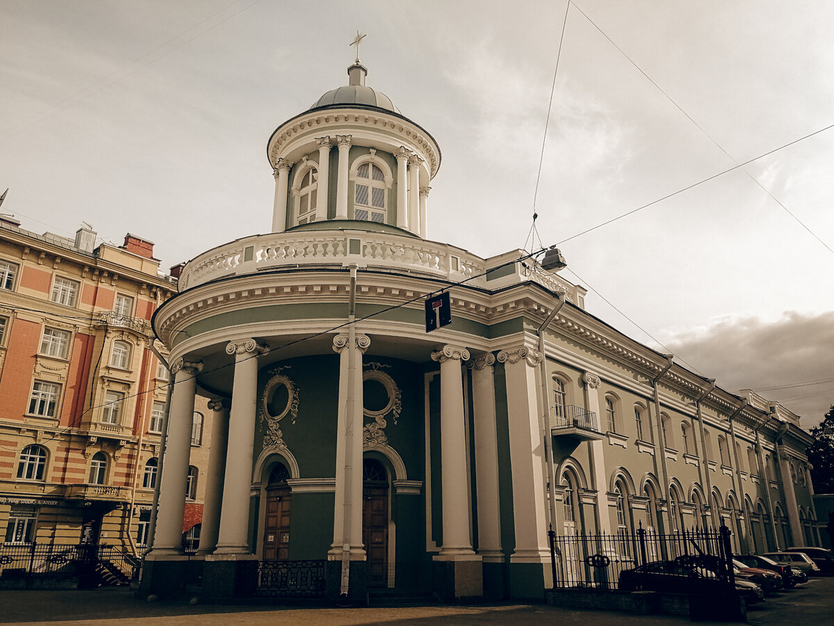 Вид на Церковь Святой Анны (Анненкирхе) с ул. Фурштадская