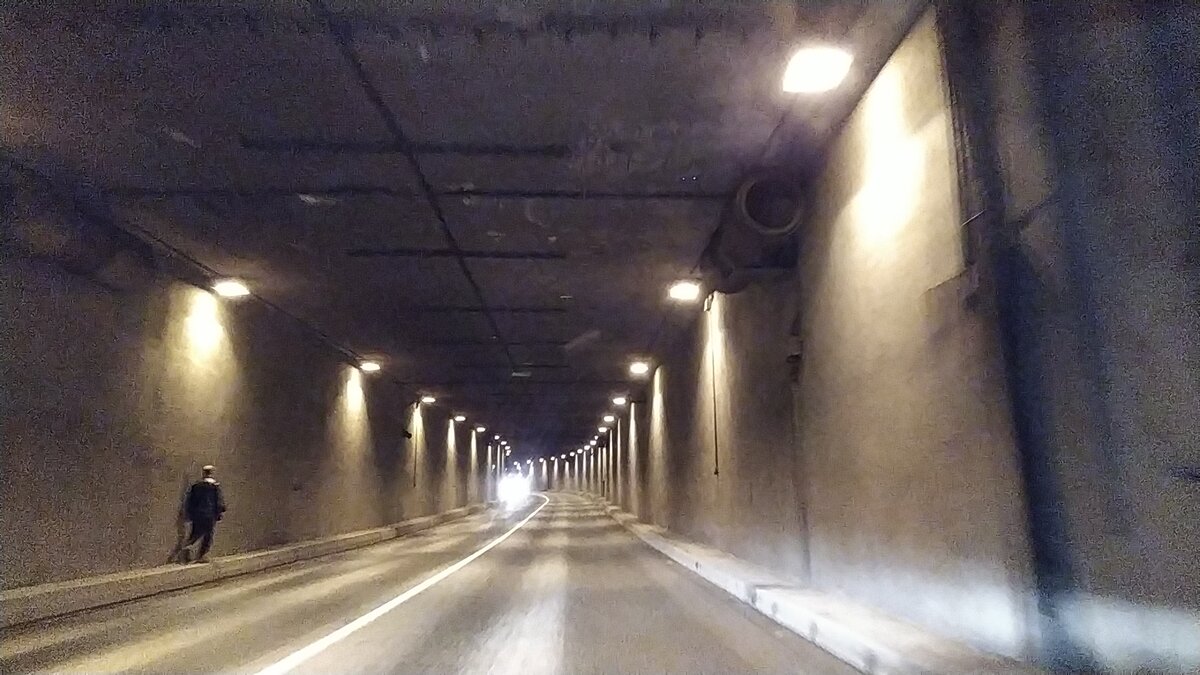 Безумец идёт пешком через туннель на Канонерский остров.