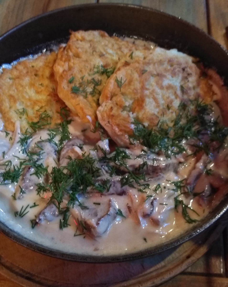 Драники с говядиной в сливочном соусе на сковороде. Ооочень вкусно. Цена в районе 500р.