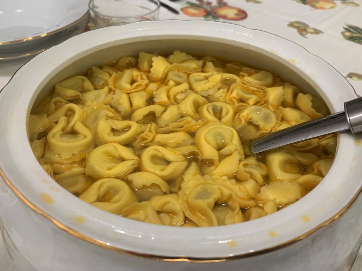 Итальянские тортеллини в бульоне (Tortellini in brodo), фото автора.