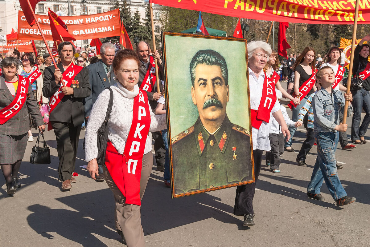 Портрет Ленина и Сталина на параде Победы 1945