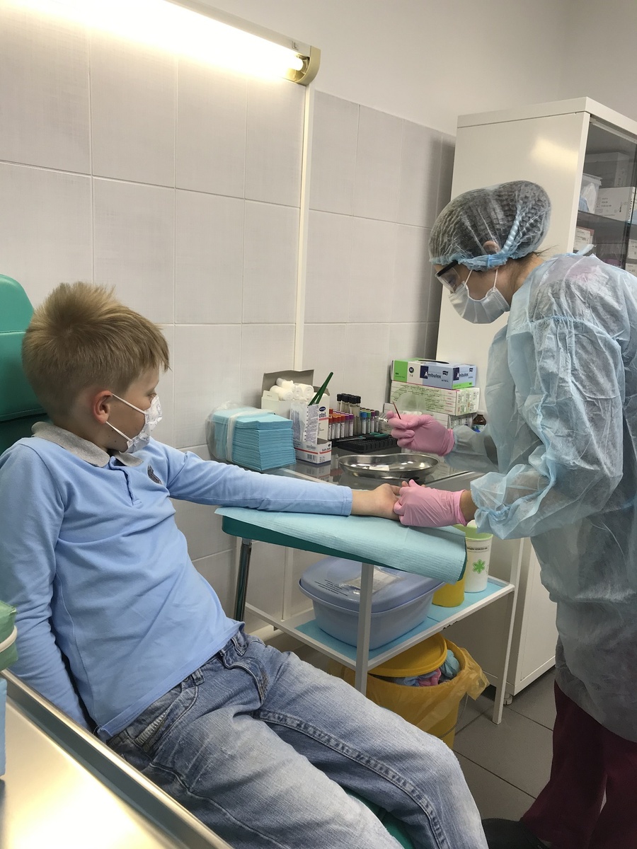 Кириллу  берут кровь из пальца . 