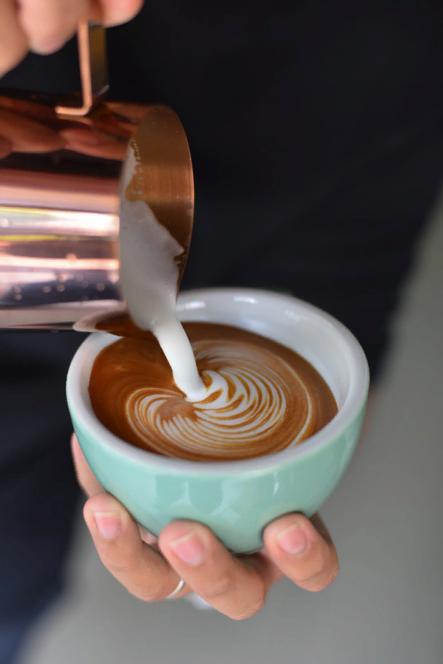 Первоначально для красоты пенку капучино просто посыпали корицей. Затем  баристы придумали, как с помощью взбитого горячим паром молока рисовать 3 базовые фигурки - сердце, листочек и яблоко