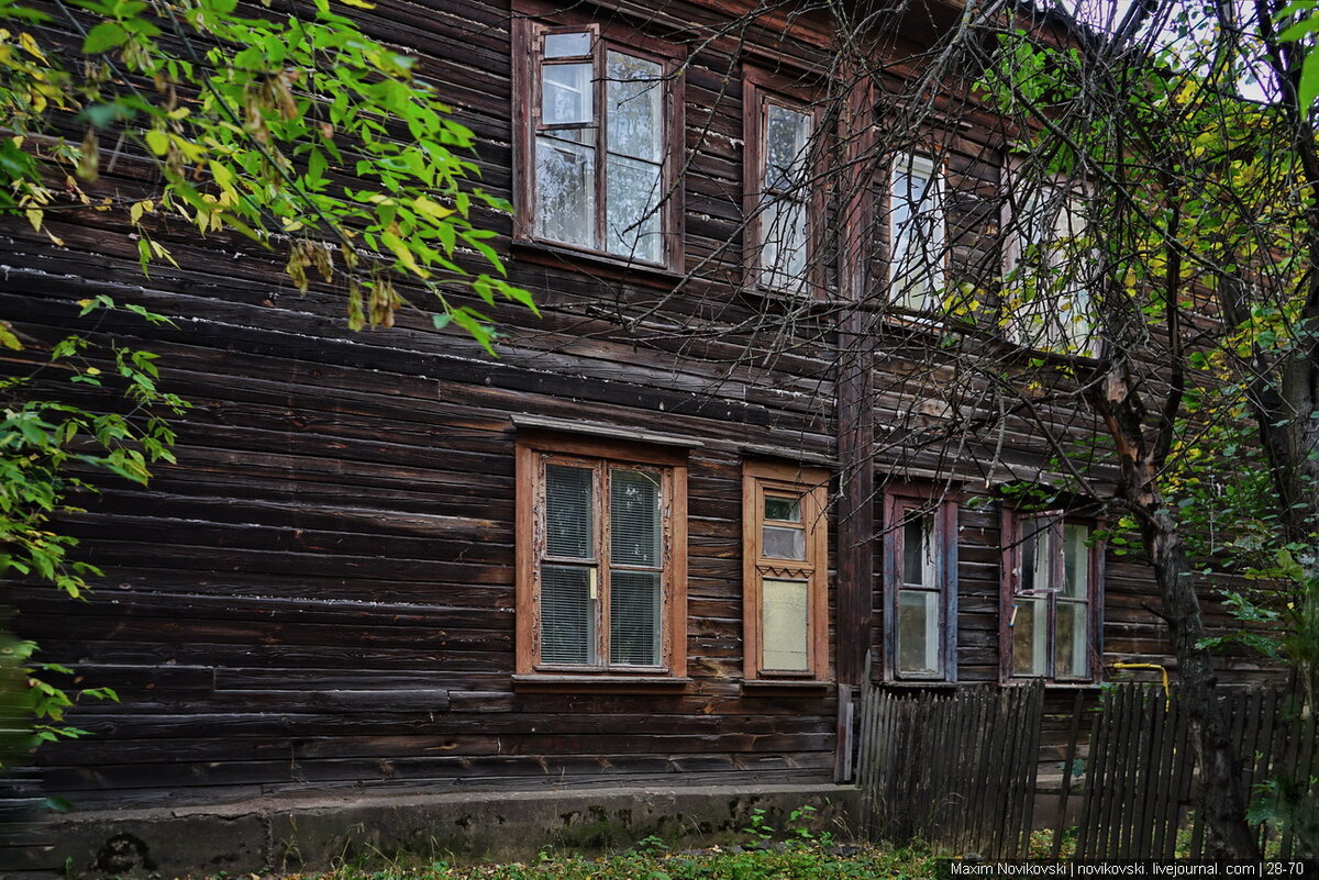 Деревянный дом барачного типа. Киров бараки. Двухэтажный барак. Рыбинск двухэтажный бревенчатый барак. Деревянный барак в архангельске.
