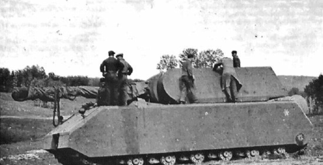 Куммерсдорфский полигон, где советские солдаты осматривают танк “Маус”. 1945 год.