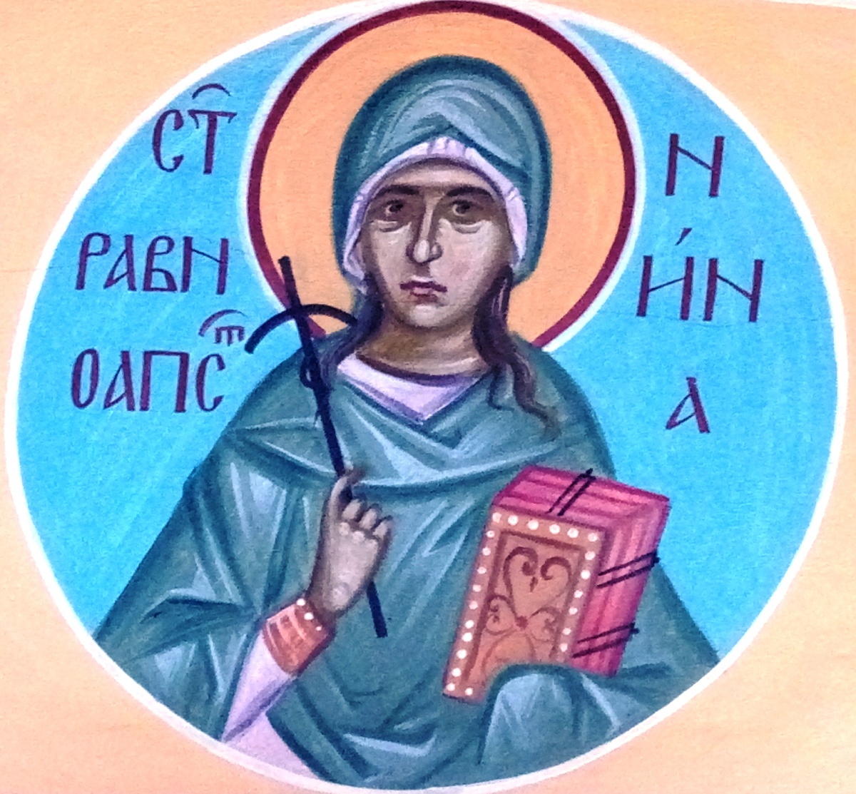 Роспись святой равноапостольной Нины на откосе окна придела преподобного Серафима Саровского. Храм Успения Пресвятой Богородицы "за верхом" г. Калуга. Крест святой Нины — легко узнаваемый по опущенным концам горизонтальной перекладины. Он был сплетен из виноградной лозы и обвит волосами святой Нины. Этот крест святая Нина всегда имела с собой. Поэтому его, а также Евангелие принято изображать на иконах в руках у святой Нины.