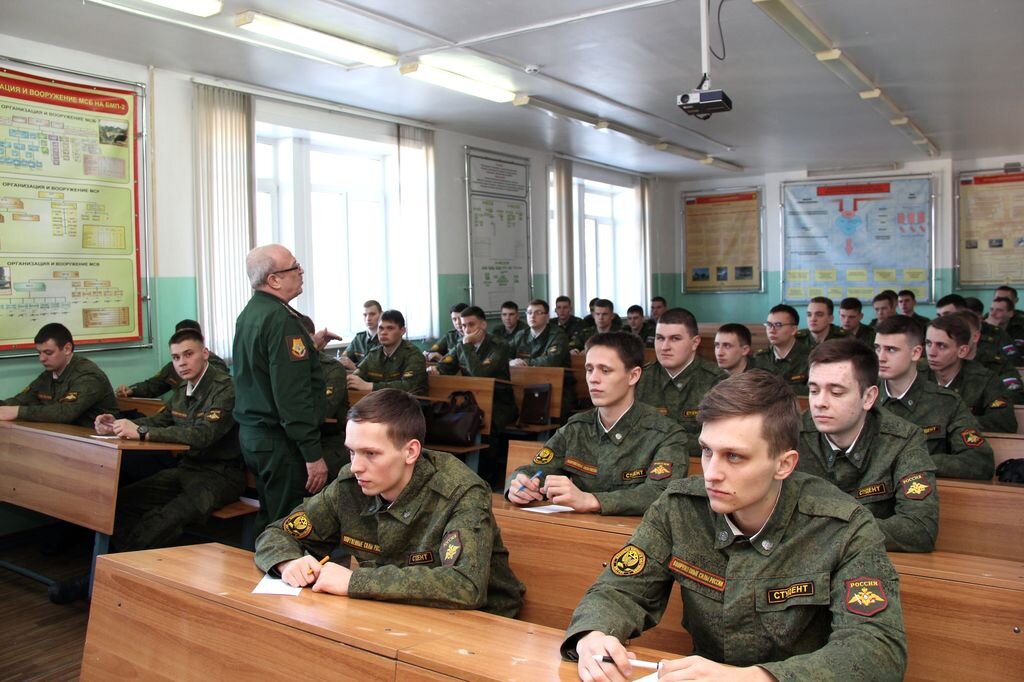 Высшее военное образование. Учеба в военном вузе. Курсанты на занятиях. Высшие военные учебные заведения. Лекция в военном вузе.