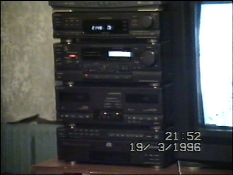 На самом верху видеомагнитофон Hitachi M-348.(скриншот с видео, снятого автором в марте 1996-го.)