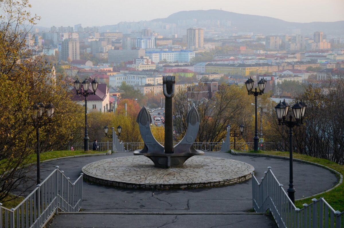 Мурманск памятники осень