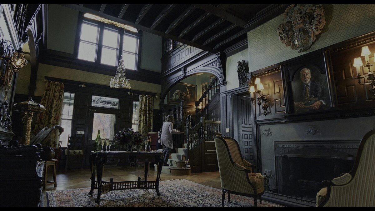 Холл первого этажа.