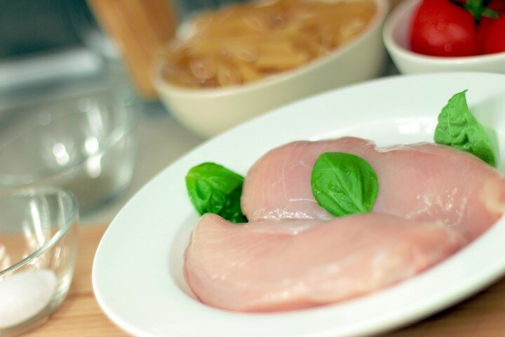 Ожидать, что вы найдете новые рецепты с куриной грудкой не стоит, так как новых способов приготовления куриного филе нет. Все давно уже придумали.-4