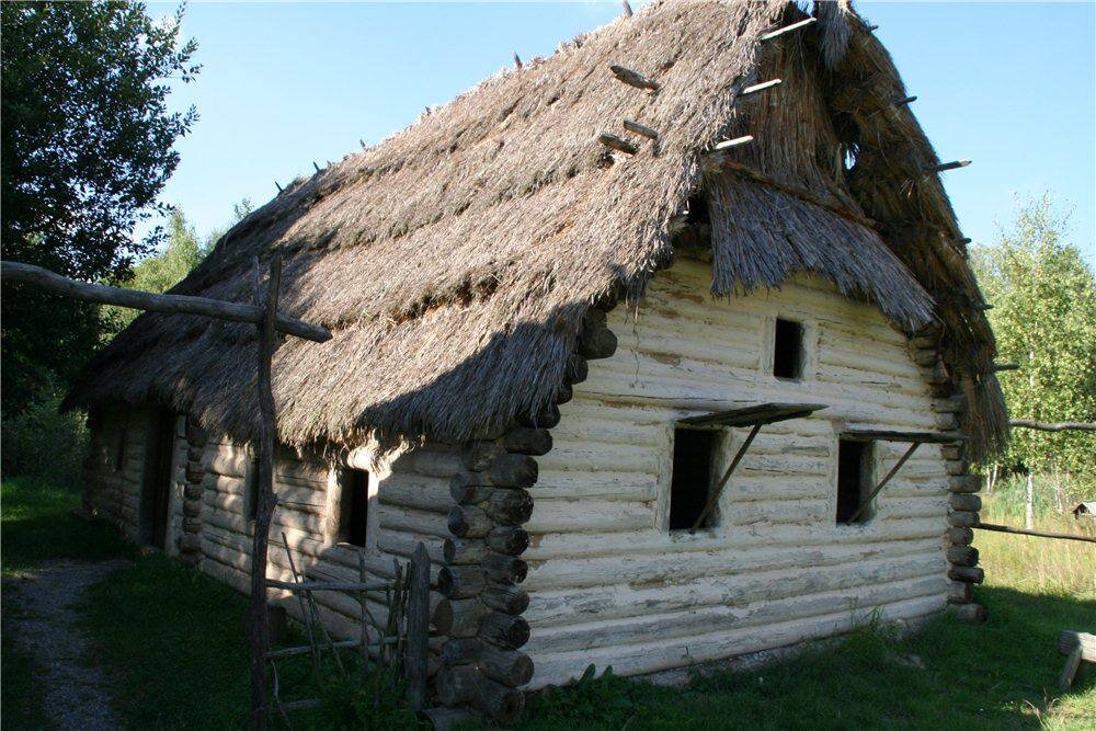 Деревянный дом покрытый глиной.