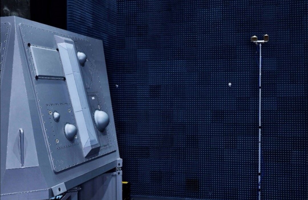 Антенное устройство комплекса РЭБ AN/SLQ-32(v)7 в лаборатории Northrop Grumman в Балтиморе. © Northrop Grumman.