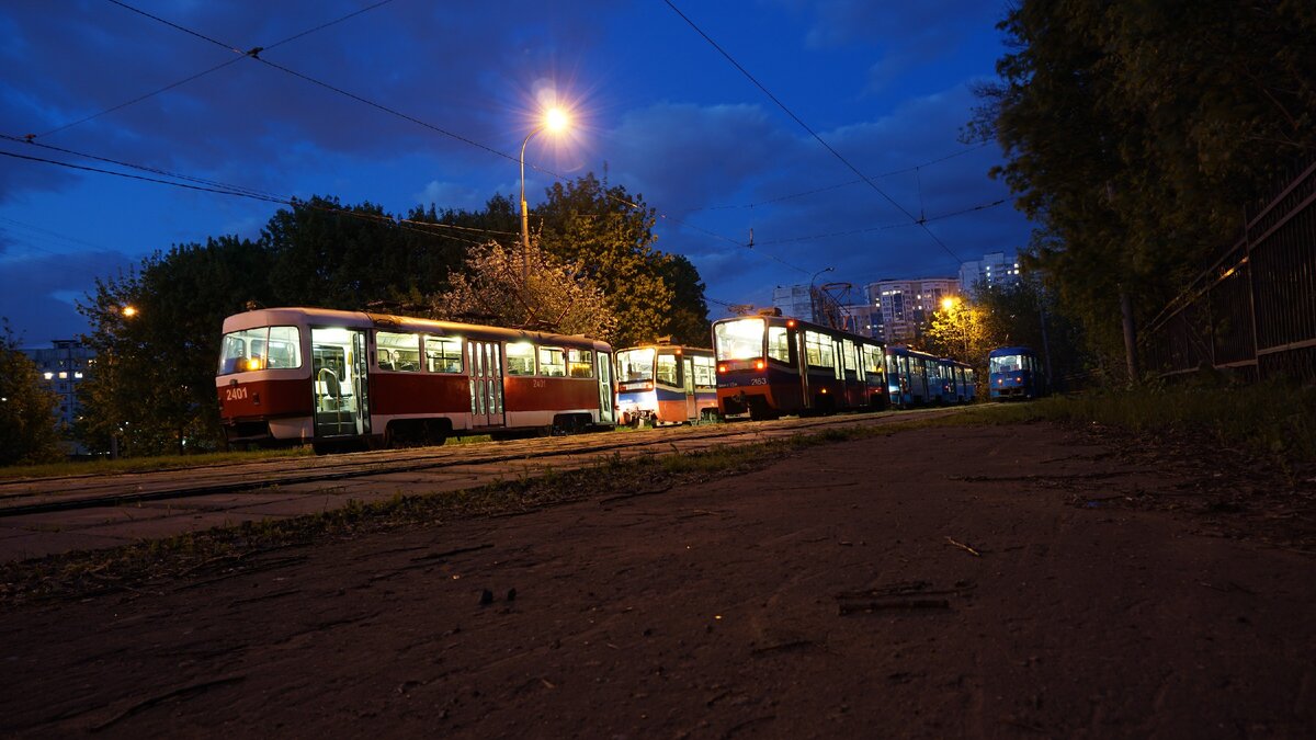 1. Фото сделаны на трамвайном кольце, что на Улице Академика Янгеля. В триколоре трамвай производства Усть-Катавского трамвайно-ракетного завода, модель 71-619А № 2163 (КТМ-19) 2008 года выпуска, на данный момент не эксплуатируется