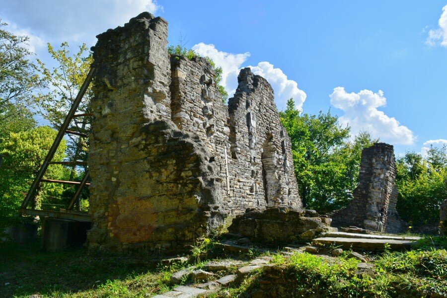 Памятник в Лоо