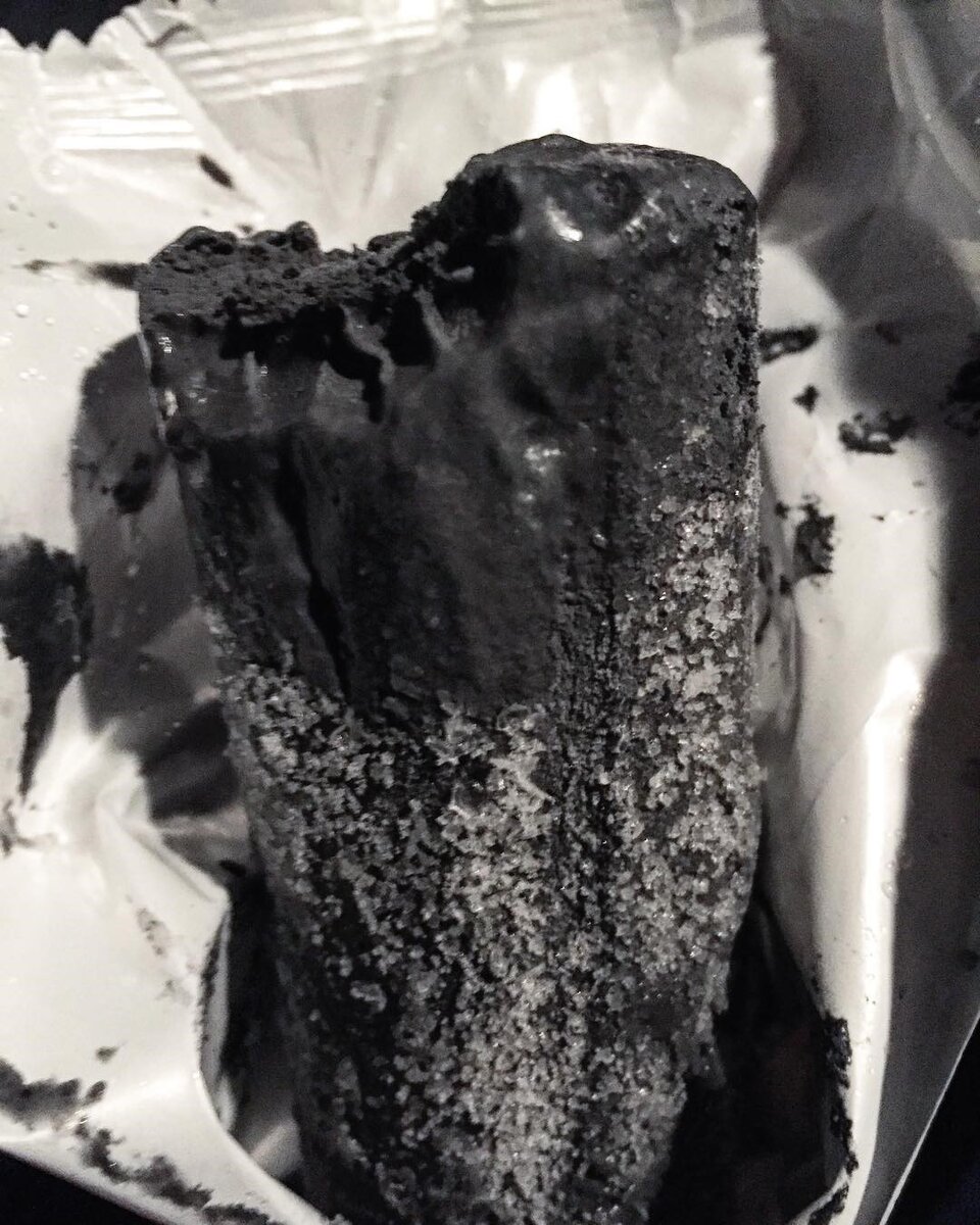 Черное мороженое Уголек. Оно черное. Вкусное. Как любое мороженое.