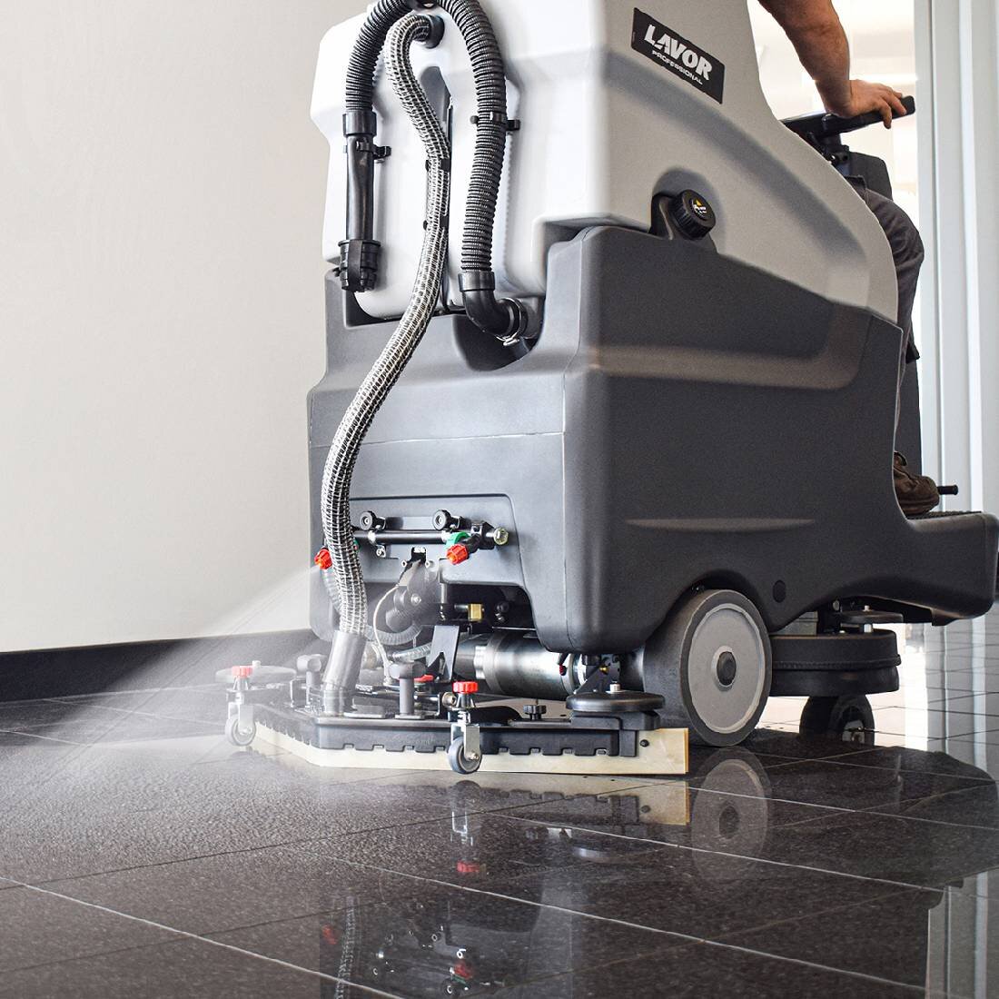 Поломоечная машина оснащается дополнительным устройством для нанесения дезинфицирующего раствора на больших площадях