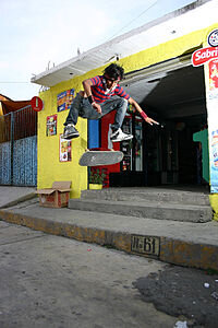 Скейтер выполняет kickflip
