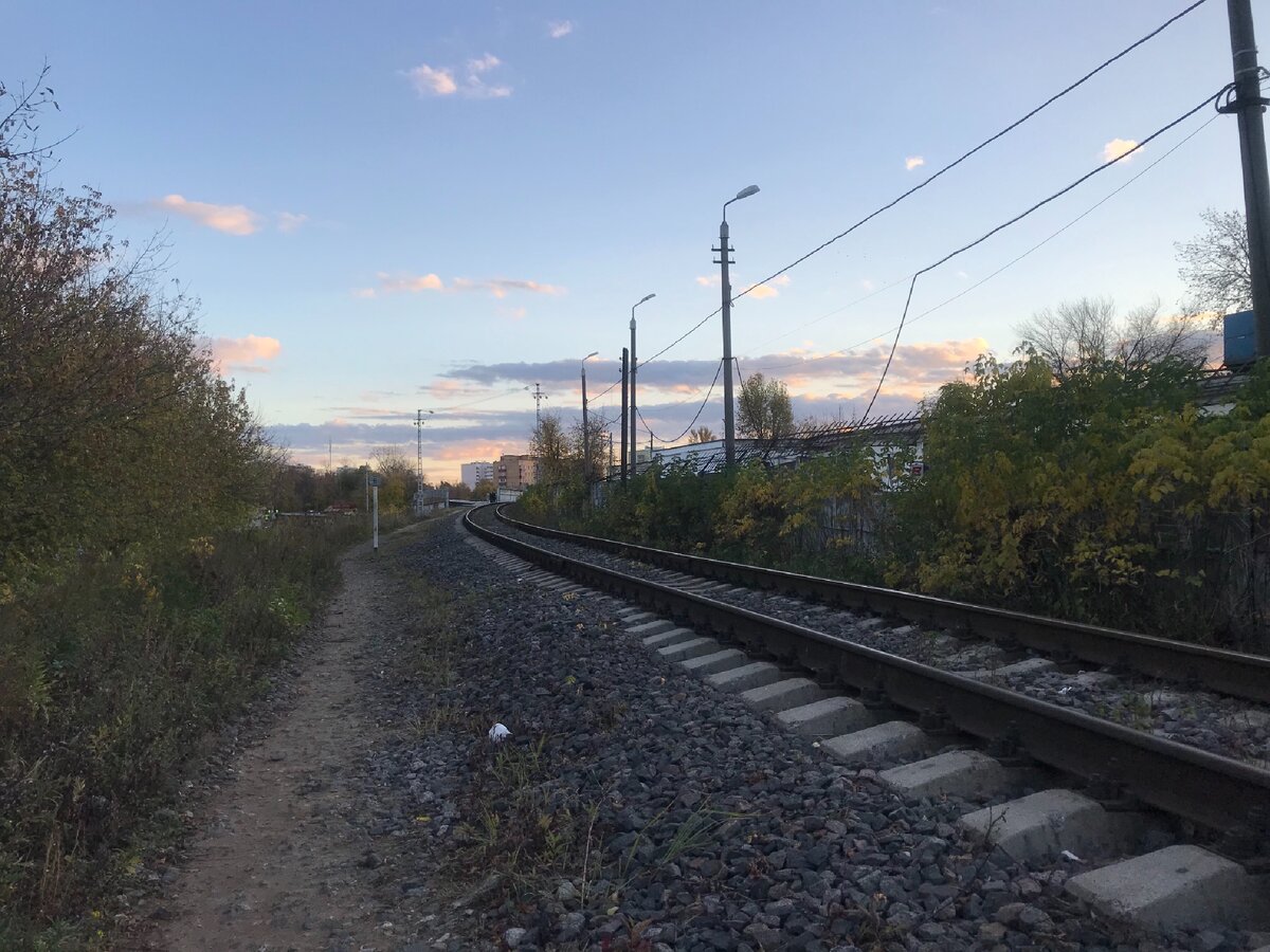 Общий план с подъездным путём. Или назвать его соединительной ветвью между двумя станциями все же правильнее? Знатоки, ваш выход!