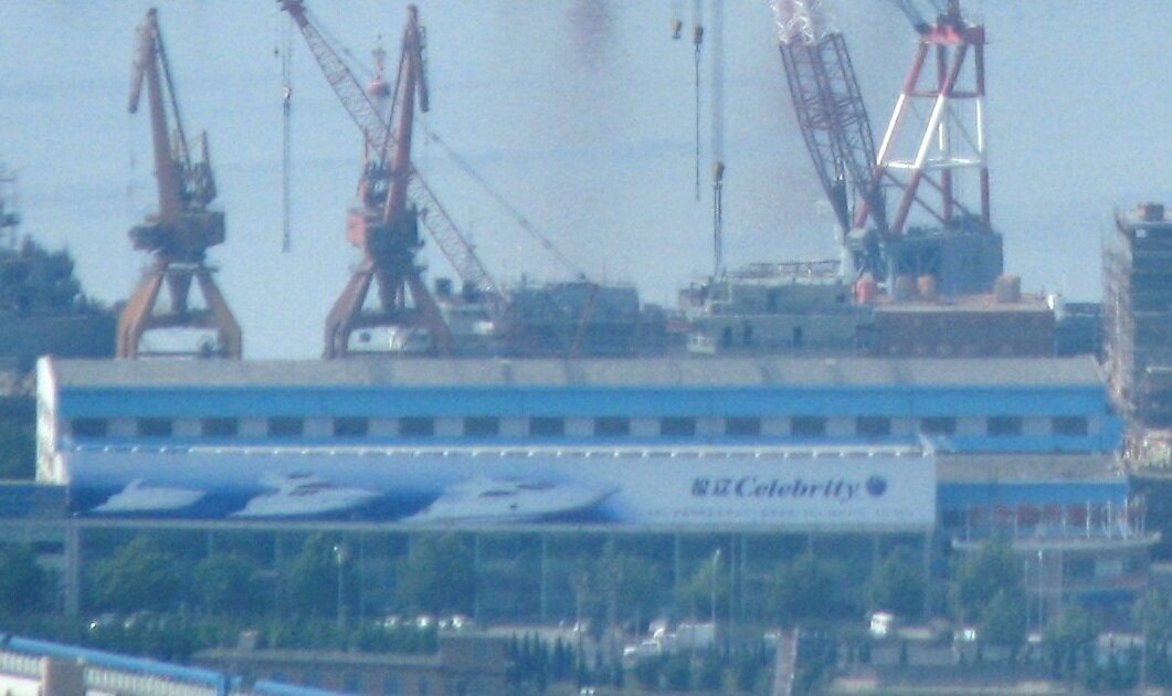 Салон по продаже роскошных моторных яхт и катеров прстроен к судостроительному корпусу. В 2009 году я видел в нем и деревянный кэтбот.