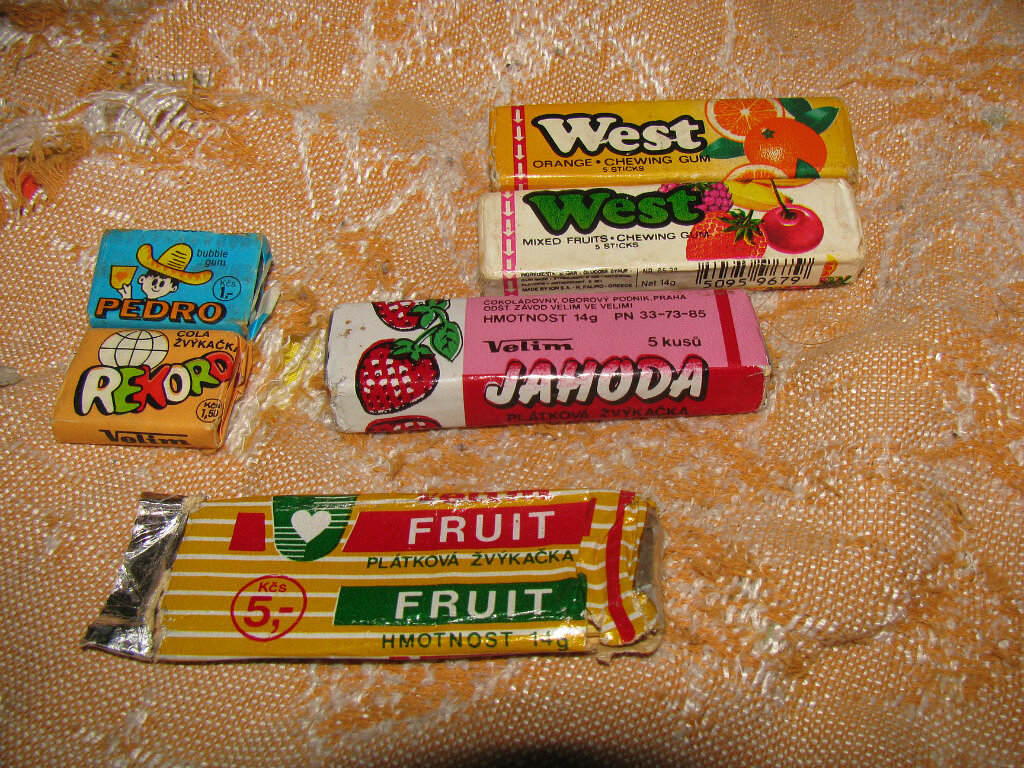 Остатки "былого величия", эти жевательные резинки в свое время так и не успел применить на деле, то, что было привезено из Чехословакии, теперь храню как память, слева вверху то самое "Педро" за одну крону
