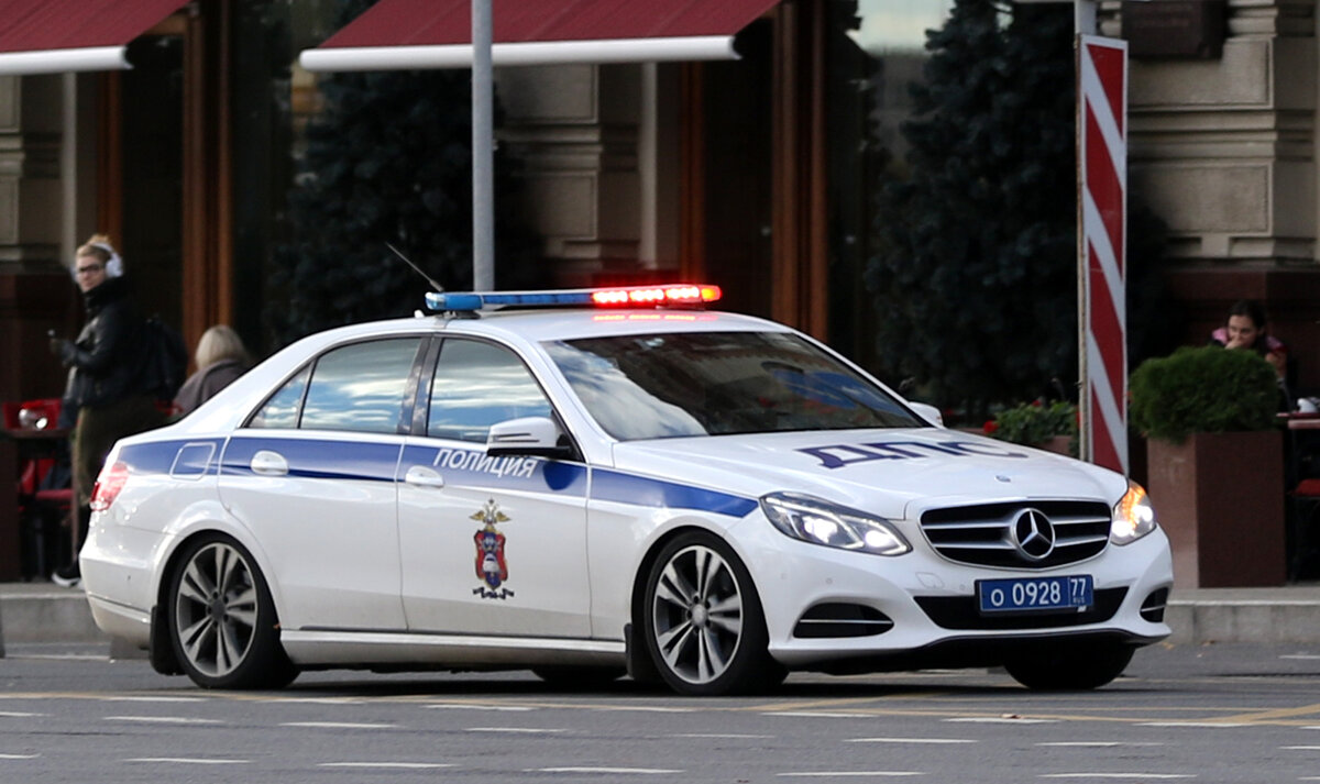 прогуливаясь по осенней Москве, услышал звук сирены, первым автомобилем следовал Mercedes-Benz E-Klasse ЦСН БДД