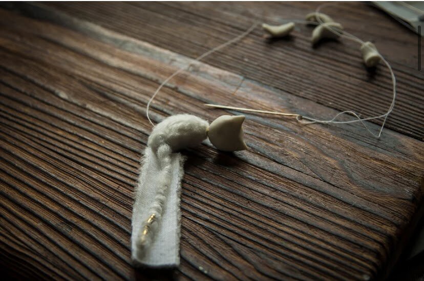 Шерсть сделайте из цветной ткани, синтепона или войлока