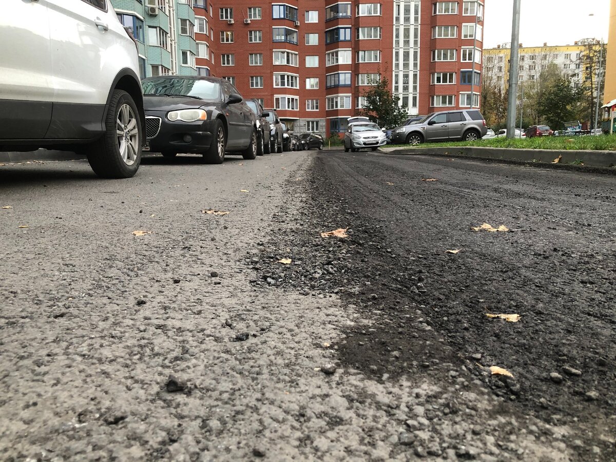 Во дворе теперь каждый год меняют асфальт. У нас квартира в обычном  многоэтажном доме в Москве, не понимаю, зачем делают ремонт | Штуки из труб  | Дзен