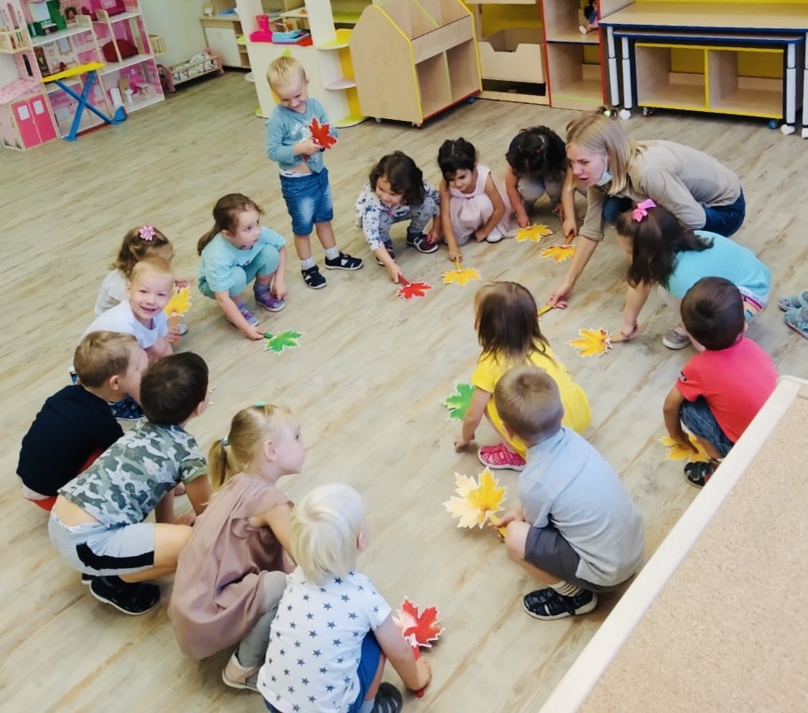 Детки играют в садике 