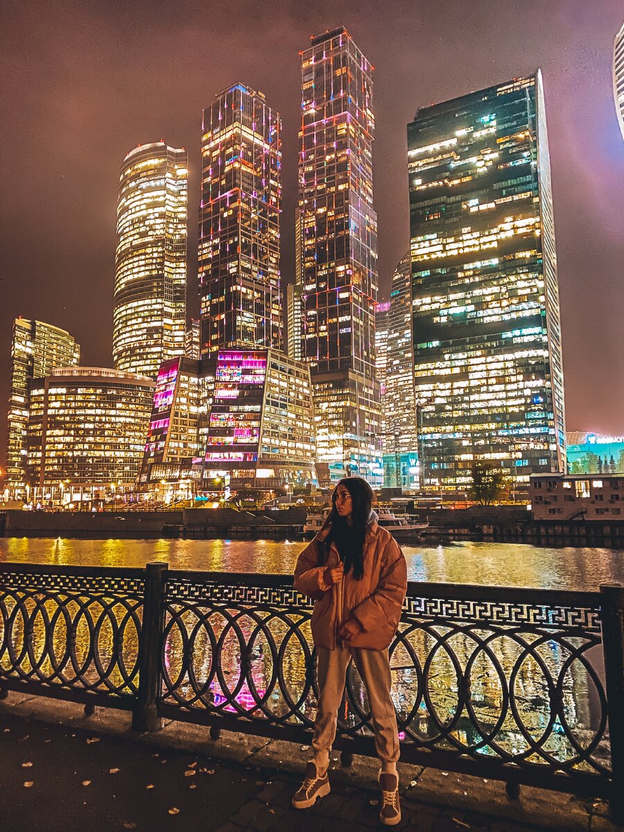 Для одиноких, ищущих любви.
⠀
1. Если вы не нужны себе – вы никому не нужны. Только тот, кто может принять себя таким, какой он есть, умеет жить полноценной жизнью, несмотря на жизненные неурядицы.
2. Не назначайте четвертое свидание, если на трех предыдущих вам было некомфортно. С самого начала мужчина всегда старается выставить себя лучшим образом, но, если уже на этом этапе вам с ним плохо – ничего хорошего из отношений не выйдет.
3. Красивые, успешные и сильные женщины не могут найти себе пару не из-за того, что у них «планка высокая», а потому, что они просто боятся отношений.
4. Если вы мечтаете выйти замуж – прекратите об этом думать. Это потребительское отношение – то самое, что хотеть новую куклу. Здоровые люди живут иначе. Они готовы любить. И с этой любовью они находят любящего человека, который им подходит.
⠀
Для пар.
⠀
1. Если вы мечтаете о семье, встречаетесь с мужчиной и даже живете вместе, но ничего так и не происходит – спросите, хочет ли он того же, что и вы. Если мужчина не готов создавать семью, значит, не тратьте на него свое время. Вы можете остаться друзьями. На расстоянии, конечно.
2. Каждая – я подчеркиваю – каждая женщина, которая годами сидит дома и занимается только хозяйством и детьми, деградирует. Этого не остановить. Мужчине станет скучно – он посчитает свою жену глупой и будет искать другую, более интересную женщину.
3. Если вам с ним плохо – так уходите. Не бойтесь быть одной. Нет такого мужчины, из-за которого стоило бы ломать себя или плевать на свои интересы. Нет такого, поверьте!
⠀
Для всех, кому не всё равно.
⠀
1. Покажите себя настоящую. Не притворяйтесь. Счастливую жизнь на лжи не построить.
2. Счастливой жизни у человека, который не любит себя, быть не может.
3. Разберитесь со своей головой, а не мужчинами. Любовь, в которой нужно страдать – это не любовь.
4. Когда мужчина делает что-то неприятное для вас, или обижает вас – скажите ему об этом прямо. Если это произойдет ещё раз – уходите.