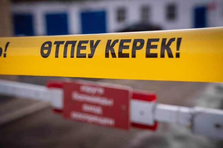 Исполняющий обязанности руководителя департамента контроля качества и безопасности товаров и услуг ВКО Талгат Тунгышбаев сообщил об усилении ограничительных мер в регионе, передает Arnapress.kz со ссылкой на пресс-службу акимата ВКО. 
"Уважаемые жители Восточного Казахстана, как вам известно, за сутки по региону было зарегистрировано 139 случаев заражения коронавирусной инфекцией. Показатель на 100 тысяч населения превысил общереспубликанский уровень и составил 683,6", − отметил Талгат Тунгышбаев.

Основными причинами ухудшения эпидемиологической ситуации в регионе в ДККБТУ назвали несоблюдение ограничительных противоэпидемических мероприятий жителями и субъектами предпринимательства, а также непрекращающиеся пассажиро- и грузопотоки с сопредельными государствами.⠀

В связи с этим по согласованию с Правительством РК с 1 ноября 2020 года на территории ВКО вводятся ограничительные меры с особыми условиями хозяйственной и иной деятельности и жизни населения. На внешних границах области установят блокпосты.

"В сложившейся эпидситуации руководством области будут приняты все необходимые меры по обеспечению нормальной жизнедеятельности населения Усть-Каменогорска и области. Будут функционировать предприятия, продуктовые магазины, аптеки, банки, ЦОНы. Мы постараемся максимально защитить бизнес от последствий введенных карантинных мер", − заверили в ДККБТУ

Сообщается, что новое постановление будет опубликовано в ближайшее время.

Источник: @arnapress_news