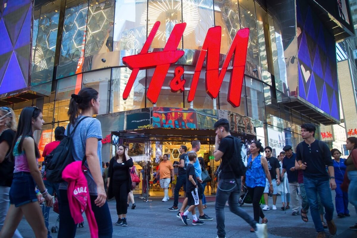 H&M представила машину по переработке текстиля, получившую название Looop. Покупатели магазина на улице Дроттнинггатан в Стокгольме могут сдать старую одежду, заплатить от $11 до $16 и получить на выходе новый шарф или свитер Внутри стеклянного короба размером с транспортный контейнер одежду очищают, измельчают и плетут пряжу из полученного волокна. Процесс создания новой вещи занимает около 5 часов. Looop не использует воду и химикаты, что значительно снижает воздействие на окружающую среду по сравнению с процессом производства одежды с нуля.
Участники программы лояльности H&M могут воспользоваться Looop за 100 шведских крон ($11), остальные — за 150 шведских крон ($16). Все вырученные средства пойдут на исследования материалов, отмечает издание.
По словам Паскаля Бруна, главы отдела устойчивого развития H&M, компания создала машину не для того, чтобы перерабатывать одежду в промышленных масштабах. «В конце концов, H&M — это глобальная компания стоимостью $26 млрд, которая производит миллионы предметов одежды в год. Идея заключается в том, чтобы показать клиентам процесс переработки, чтобы они были замотивированы приносить старую одежду», — сказал он.
По данным Фонда Эллен Макартур, ведущей некоммерческой организации в области устойчивого развития, 87% старой одежды сжигается или попадает на свалку, оставшаяся часть, как правило, используется для производства тряпок, изоляционных материалов и набивки матрасов. Только 1% материалов перерабатывается в новую одежду.
Это не только разрушительно для окружающей среды, но и приводит к ежегодной потере материалов на сумму более $100 млрд, отметили в организации. H&M, в частности, заявила, что у нее есть непроданные запасы одежды на сумму $4,3 млрд.
По словам Паскаля, одна из ключевых целей H&M Group — использовать в производстве исключительно экологичные материалы к 2030 году (в прошлом году году этот показатель составил 57%) и стать климатически позитивной компанией к 2040 году.