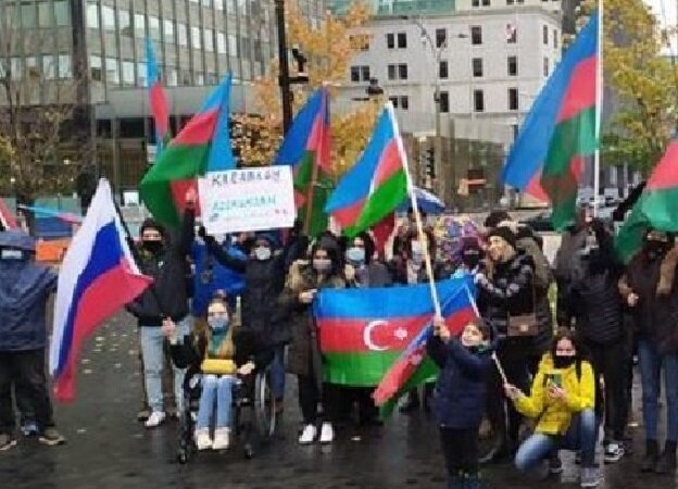 Монреаль, санкционированная акцию против террора, учиненного армянской армией в городах Гяндже и Барде.фото из Media.az